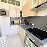 Beautiful & Peaceful With Cute Balcony Apartment Prag